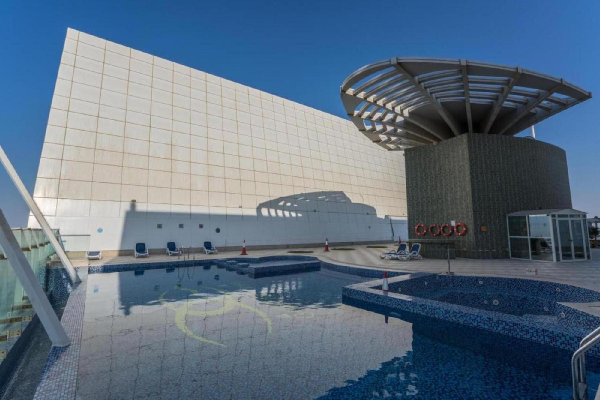 Click - Jlt - Lakes View Apartment